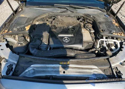 2016 Mercedes-Benz C 300 z USA, uszkodzony, nr VIN 55SWF4JB4GU110091